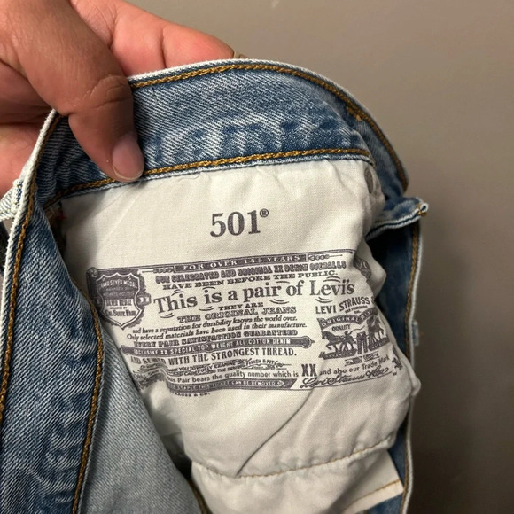 Levi’s shorts - 501 med/light blue button fly cut-off distressed - Picture 7 of 9